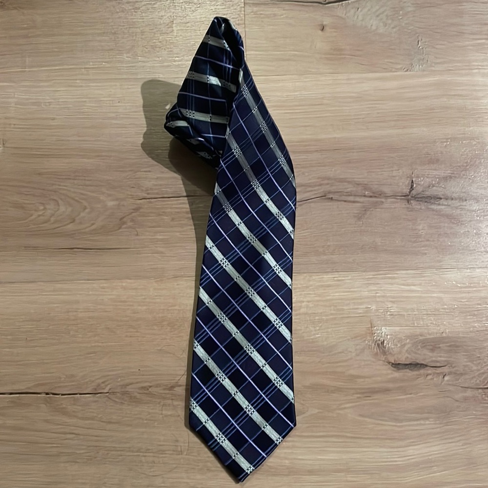 Van Heusen‎ Tie. 100% Silk. Blue, Gray. Excellent condition!